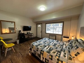 Habitació individual estàndard, 1 llit de matrimoni | Escriptori, planxa i posts de planxar, wifi gratuïta i roba de llit 
