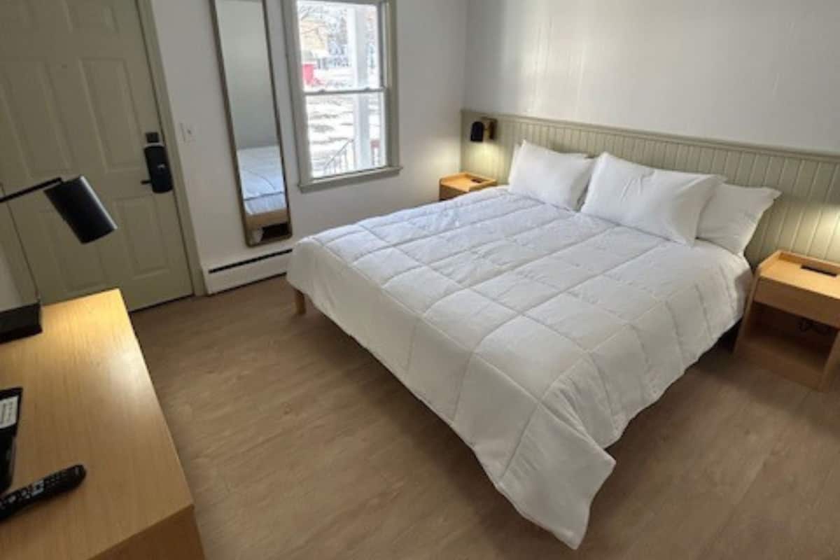 Een bureau, een strijkplank/strijkijzer, gratis wifi, beddengoed