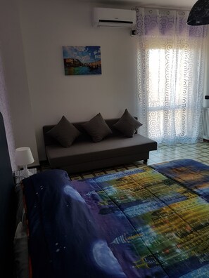 Cortinas blackout y tabla de planchar con plancha 