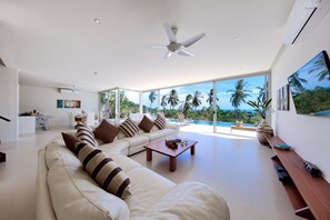 3 Bedrooms Villa | Phòng khách | TV LCD 