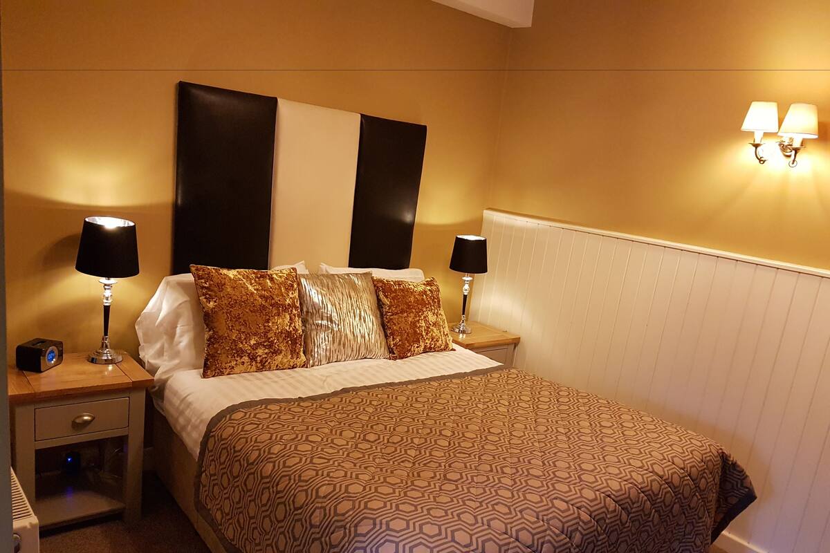 Comfort Twin Room, Private Bathroom | Egyptian cotton sheets, premium bedding, in-room safe