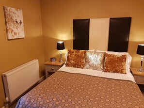 Comfort Twin Room, Private Bathroom | Egyptian cotton sheets, premium bedding, in-room safe