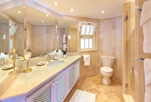 Villa | Bathroom | Separate tub and shower, jetted tub, free toiletries, towels