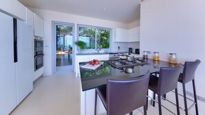 3 Bedrooms Villa | Khu vực ăn uống tại phòng