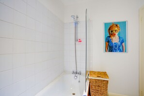 Departamento, 1 habitación | Baño | Tina y regadera independientes y amenidades de baño gratuitas 