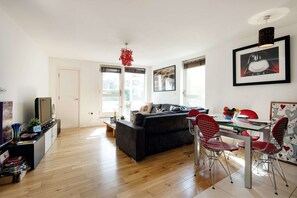 Apartment, 2 Schlafzimmer | Wohnbereich | Fernseher