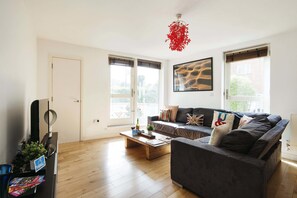 Apartment, 2 Schlafzimmer | Wohnzimmer | Fernseher