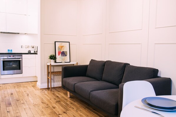 Apartment, 2 Schlafzimmer | Wohnzimmer | Fernseher