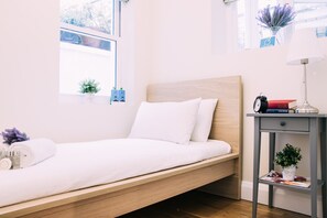 Apartment, 2 Schlafzimmer | 2 Schlafzimmer, laptopgeeigneter Arbeitsplatz, Bügeleisen/Bügelbrett