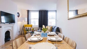 City Apartment, 2 Bedrooms (TL23) | In-room dining - The North End Road Residence (London)