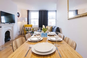 City appartement, 2 slaapkamers (TL23) | Dineren op de kamer
