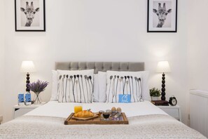 1 bedroom, desk, laptop workspace, iron/ironing board - The North End Road Residence (London)