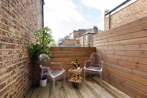 Exterior - The North End Road Residence (London)