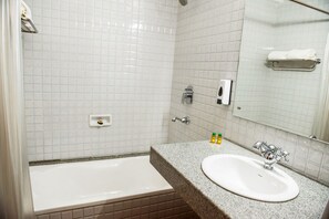Habitación ejecutiva | Baño | Ducha y toallas