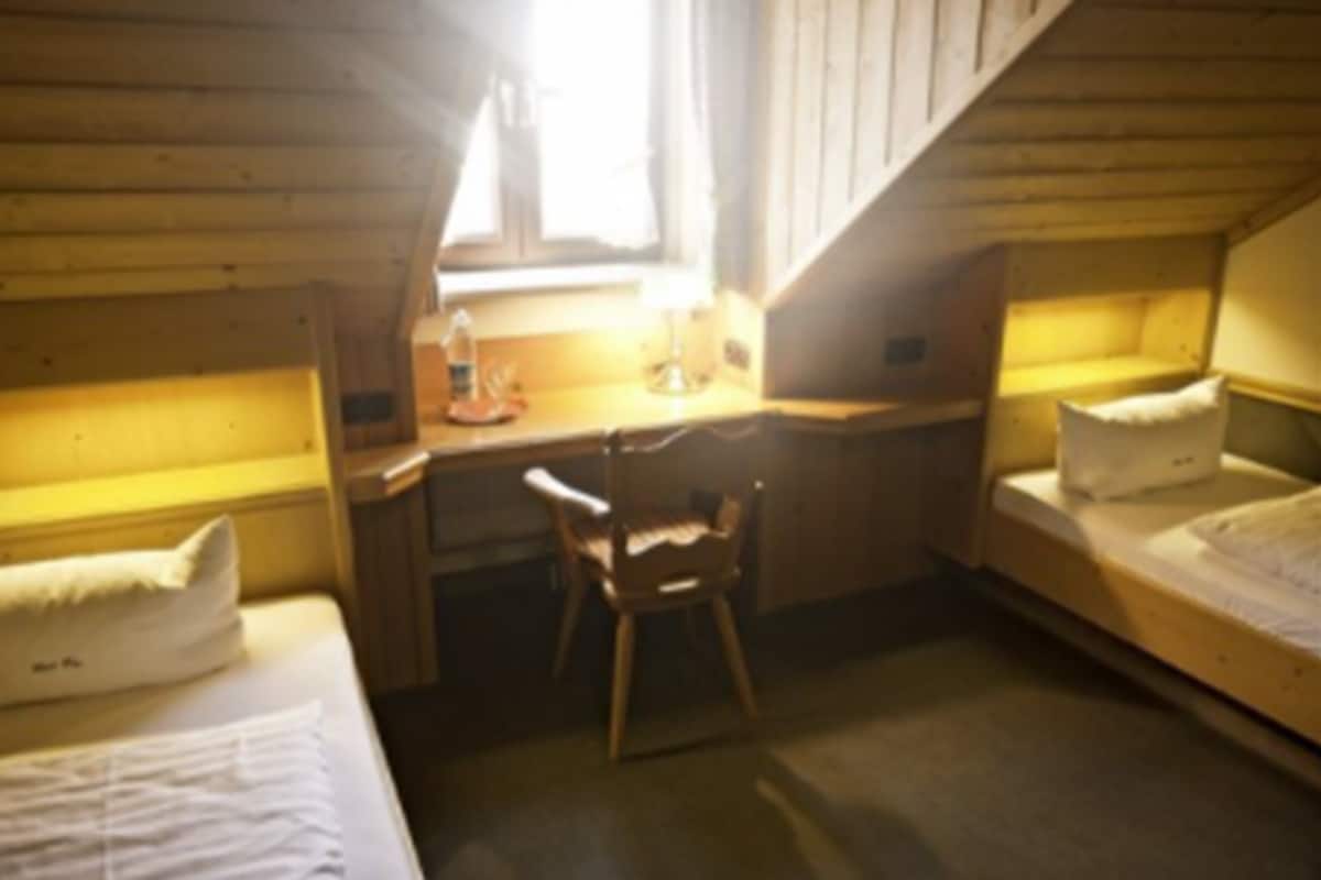 twin room | desk, free wifi