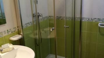 Chambre double pour 1 personne | Salle de bain | Douche, articles de toilette écologiques, séchoir à cheveux, bidet