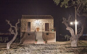 Front of property - evening/night - La Giara B&B (San Demetrio Corone)
