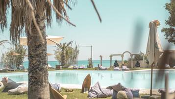 Piscina stagionale all'aperto, cabanas (a pagamento)