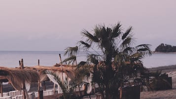 Praia particular, areia branca, barracas de praia (sobretaxa)