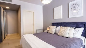 2 bedrooms, iron/ironing board, travel cot, WiFi