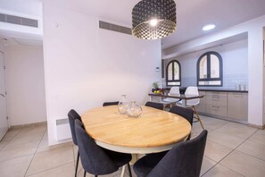 Dining - Amazing 2 Bedrooms/Gym/Parking in city center (Jerusalem)
