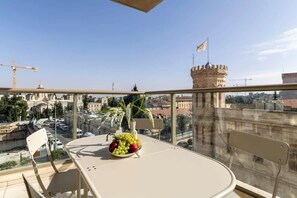 Outdoor dining - Luxury Three-Bedroom/Terrace Over City View (Jerusalem)