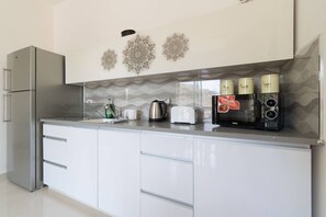 Fridge, microwave, oven, stovetop - Beautiful appartment in city center (Jerusalem)