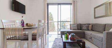 Een televisie, boeken en een kantoor