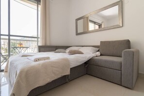 1 Schlafzimmer, Schreibtisch, Bügeleisen/Bügelbrett, Reisekinderbett