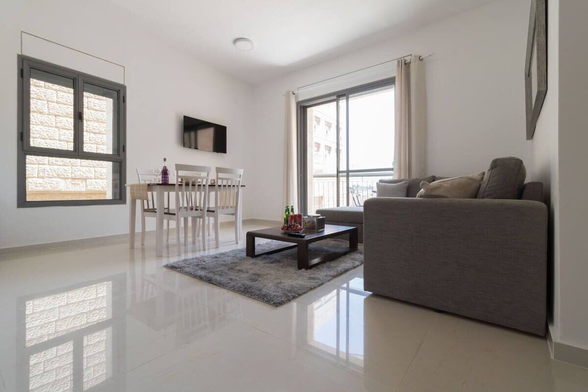 Televisie, boeken en een kantoor