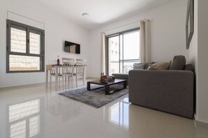 Fernseher, Bücher, Arbeitsbereiche