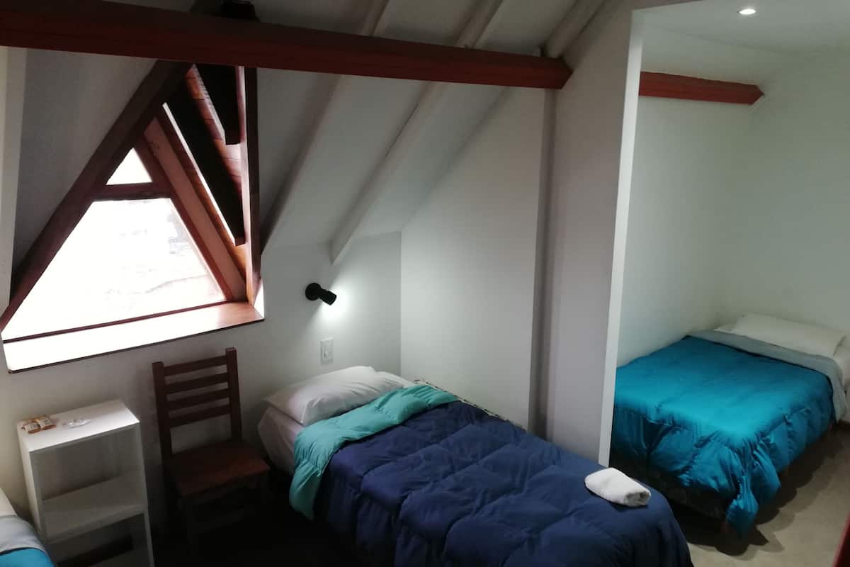 Vierpersoonskamer | Luxe beddengoed, een bureau, gratis wifi