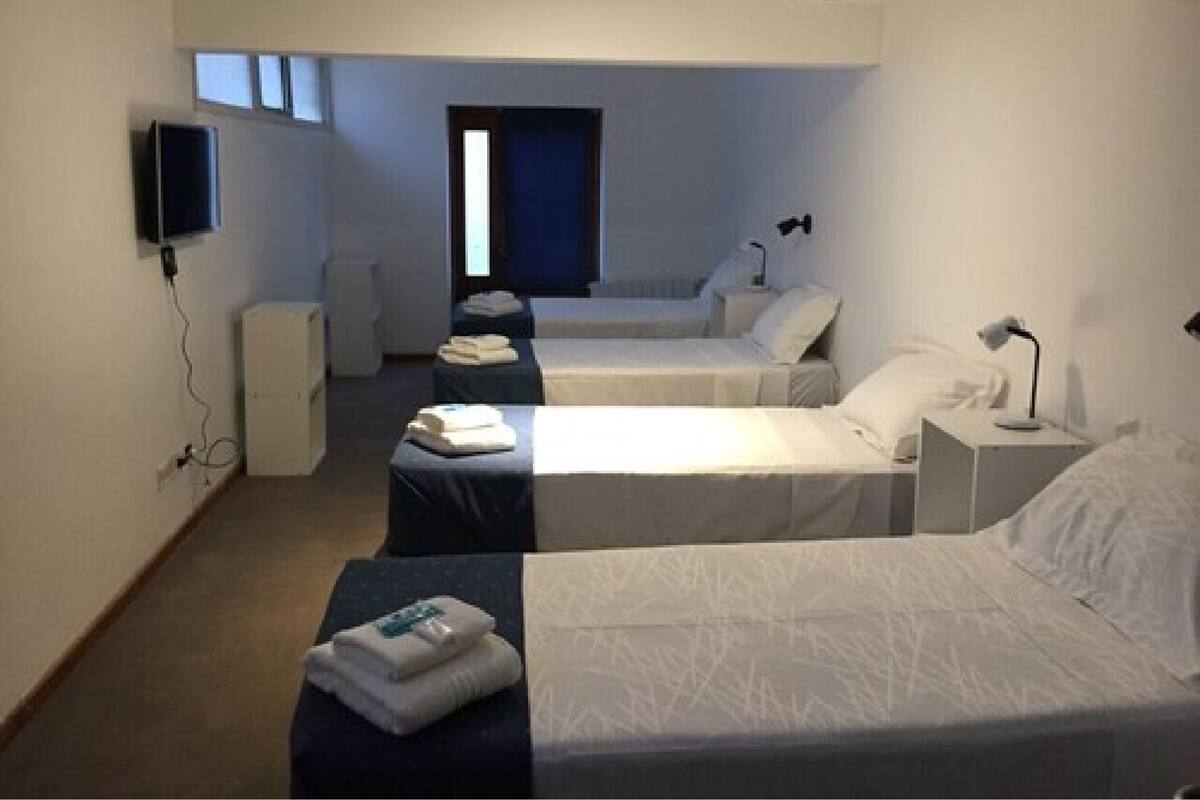 Habitación familiar (Esmeralda) | Ropa de cama de alta calidad, escritorio y wifi gratis