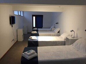 Ropa de cama de alta calidad, escritorio y wifi gratis 