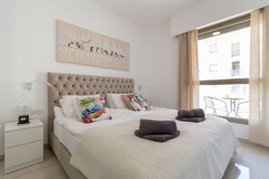 1 habitación, escritorio, tabla de planchar con plancha y cuna de viaje 