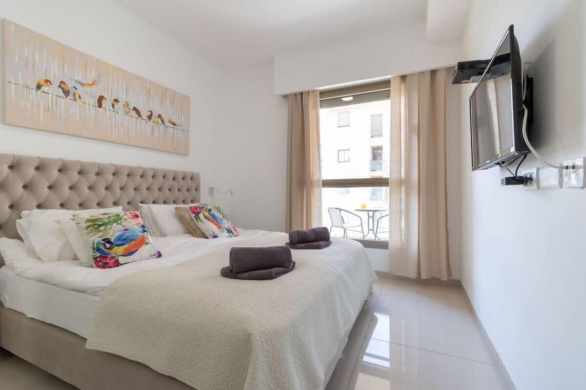 1 chambre, bureau, fer et planche à repasser, lit parapluie