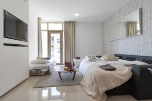 1 quarto, escrivaninha, ferros/tábuas de passar roupa, berço de viagem