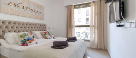 1 soverom, skrivebord, strykejern/-brett og reiseseng for barn