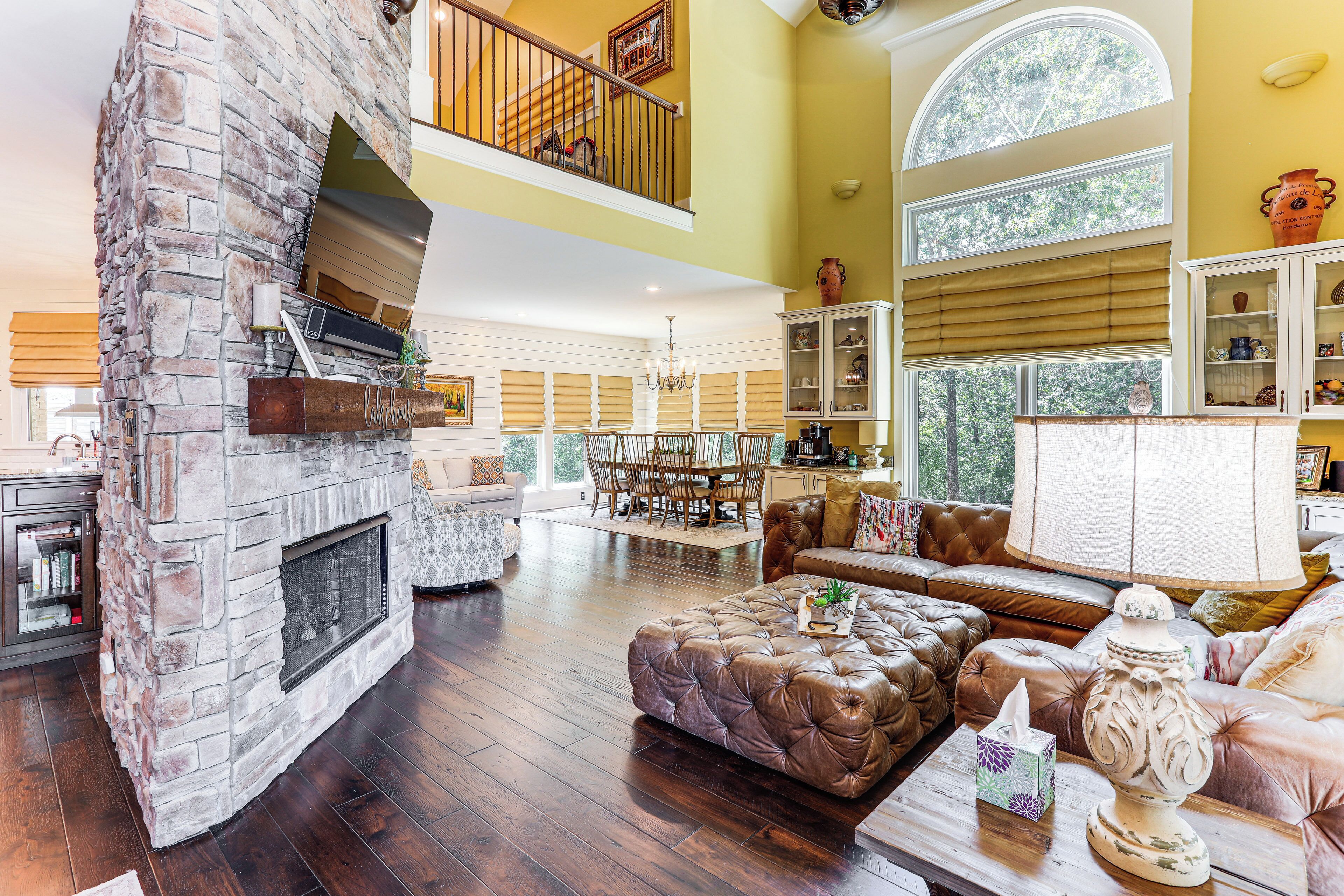 TV, fireplace