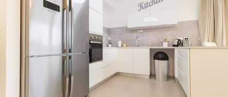 Réfrigérateur, four à micro-ondes, un four, surface de cuisson