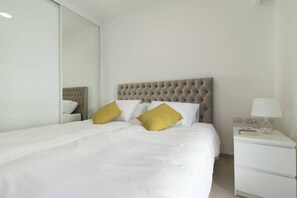 1 Schlafzimmer, Schreibtisch, Bügeleisen/Bügelbrett, Reisekinderbett