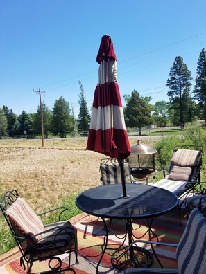Outdoor dining - Cottage on Frog Pond accross from Rainbow lake (Lakeside)