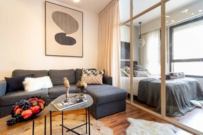 2 slaapkamers, een bureau, een strijkplank/strijkijzer, reisbedje