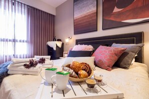 2 Schlafzimmer, Schreibtisch, Bügeleisen/Bügelbrett, Reisekinderbett