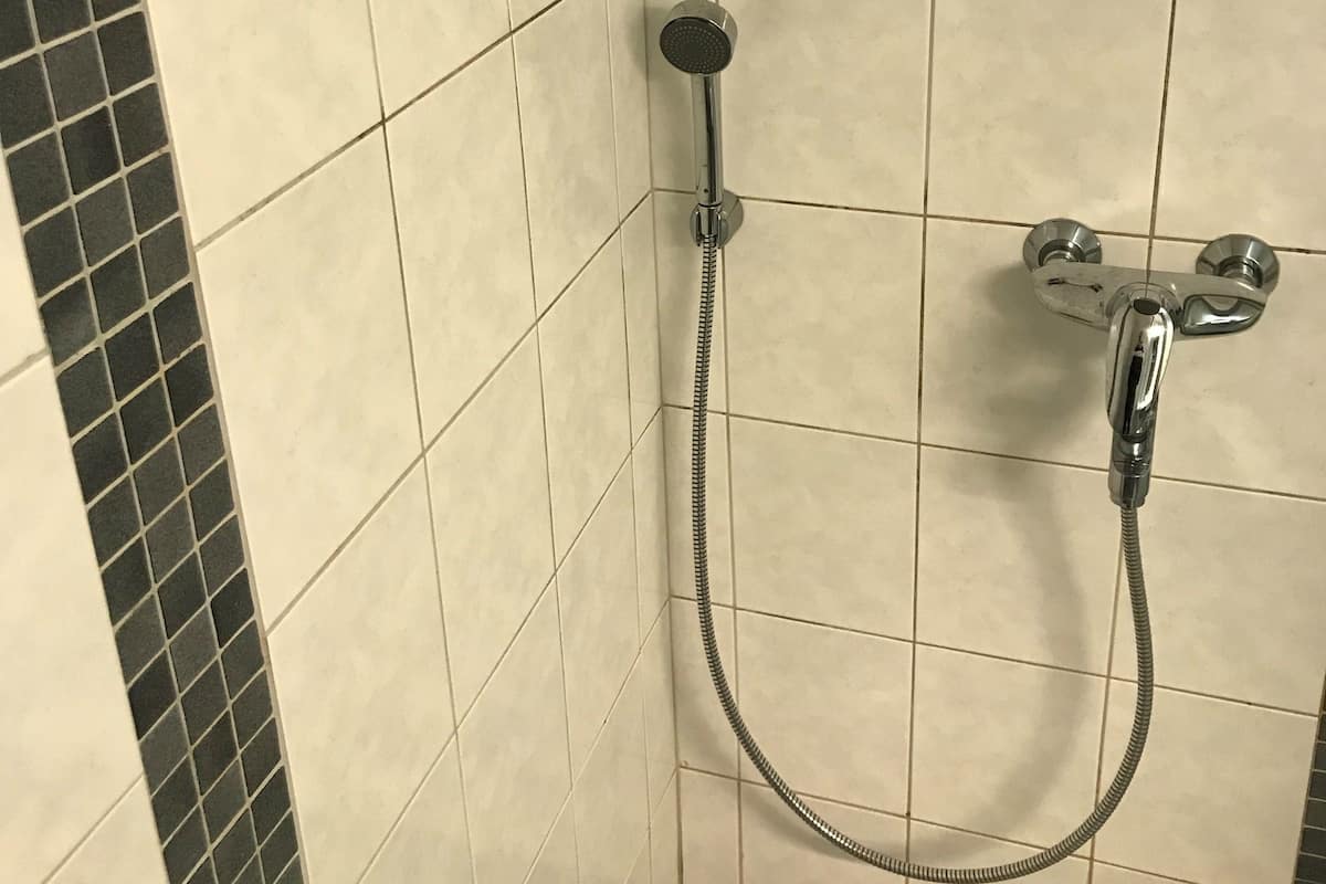 Douche, articles de toilette gratuits, sèche-cheveux