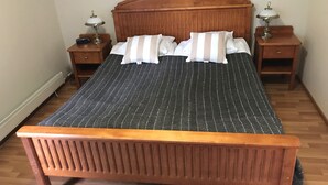 Chambre avec lits jumeaux | Bureau, fer et planche à repasser, Wi-Fi gratuit