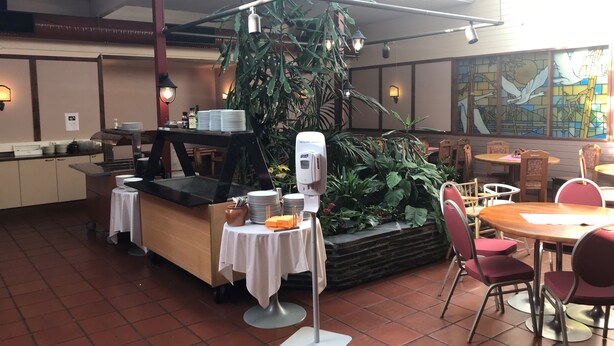 Petit déjeuner, déjeuner et dîner servis sur place