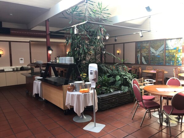 早餐,供應午餐和晚餐