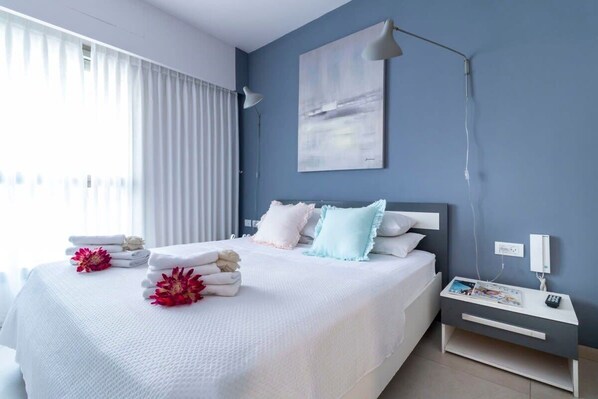 1 habitación, escritorio, tabla de planchar con plancha y cuna de viaje 