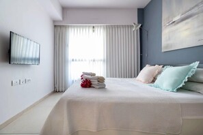 1 chambre, bureau, fer et planche à repasser, lit parapluie